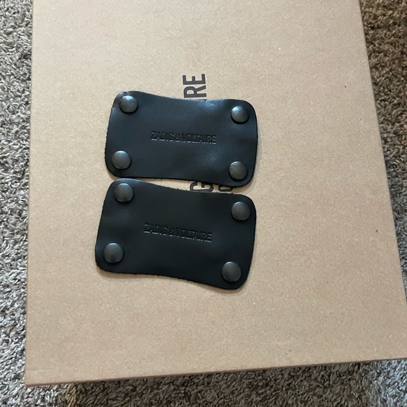 Black laceless crocodile combat boots with interchangeable back pieces. - Picture 5 of 5